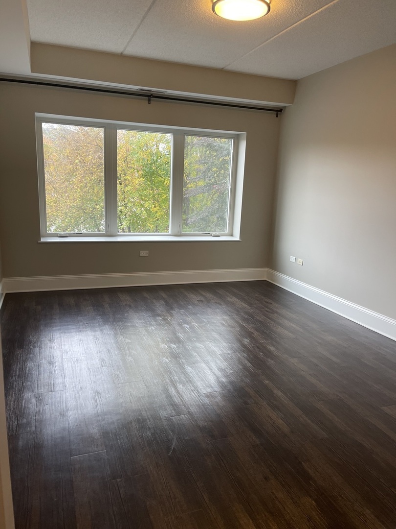 728 North Diamond Lake Road, Unit 202 Mundelein, IL 60060 - Photo 10 of 15