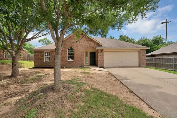 $260,000 | 132 Parkwood Court, Azle, TX 76020