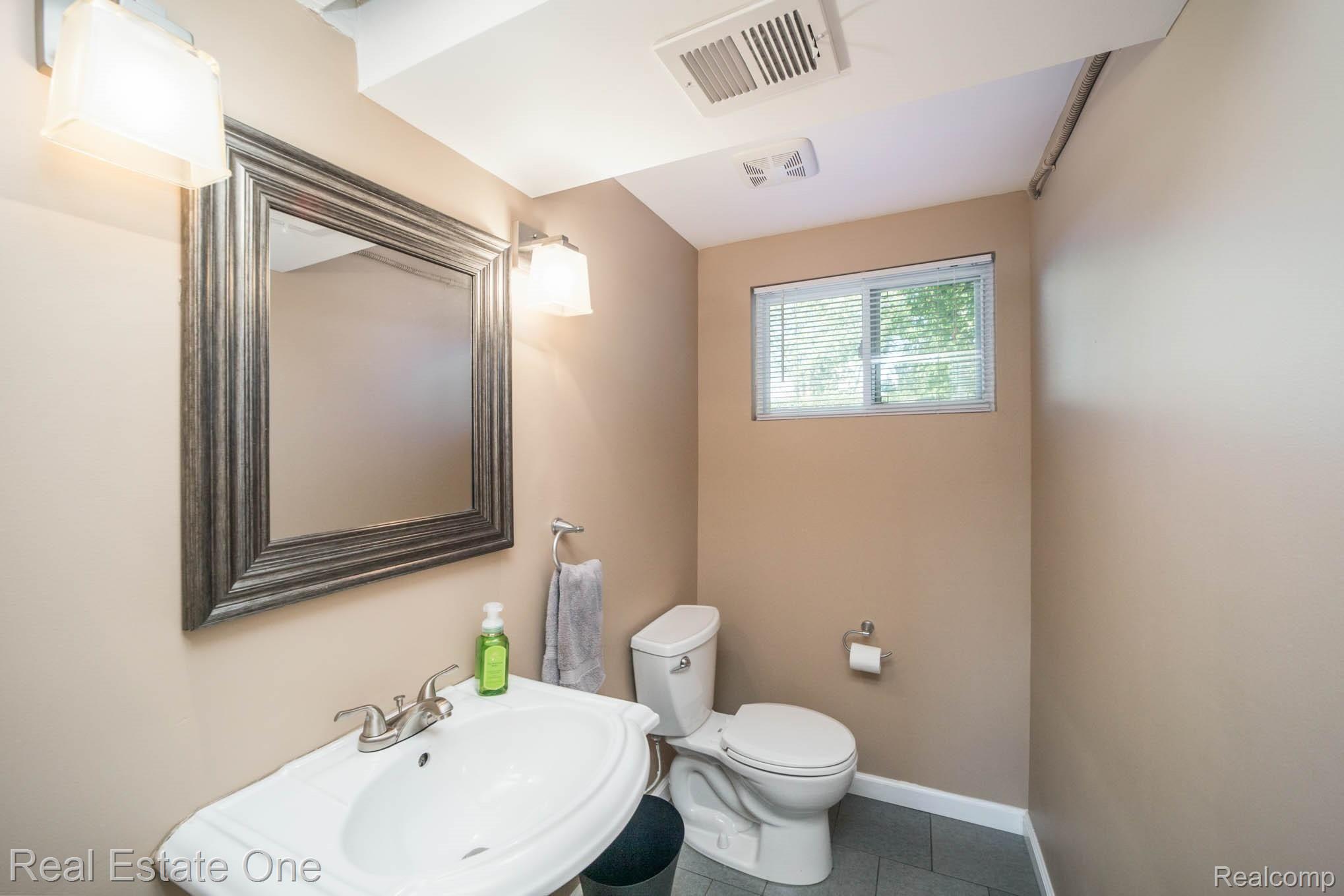 2922 Starr Road Royal Oak, MI 48073 - Photo 19 of 23 017A0777.jpg
