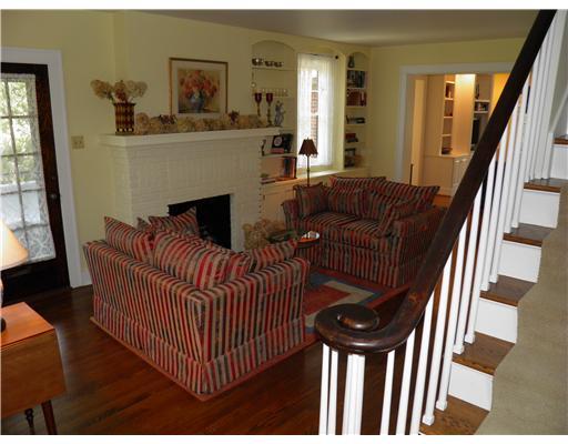 19 Oxford Road Ben Avon Heights, PA 15202 - Photo 3 of 18 Living Room.