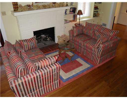 19 Oxford Road Ben Avon Heights, PA 15202 - Photo 4 of 18 Living Room.