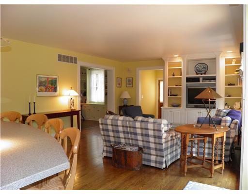 19 Oxford Road Ben Avon Heights, PA 15202 - Photo 6 of 18 Den/Family/Great Room.
