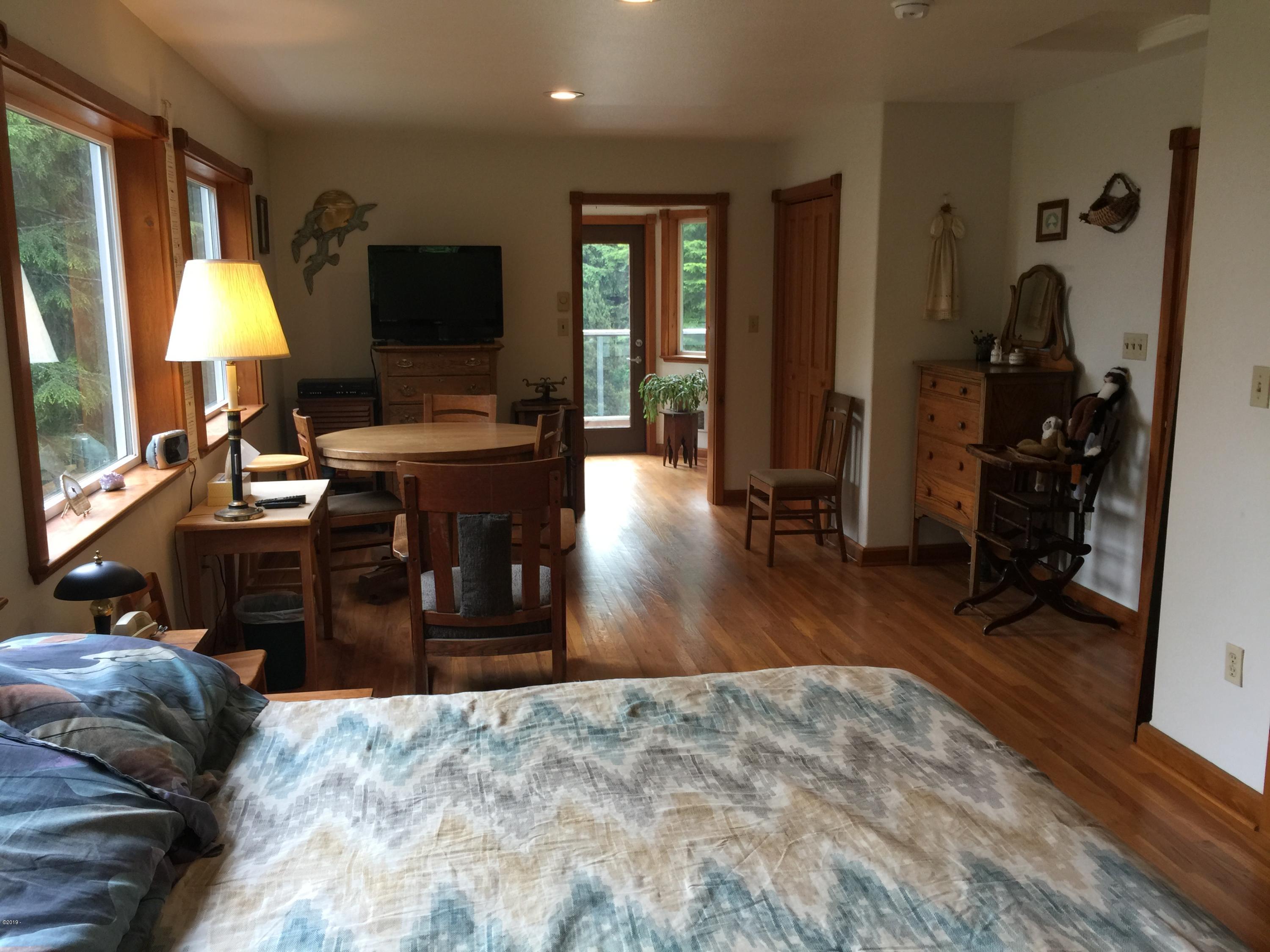 122 Reeves Circle Yachats, OR 97498 - Photo 19 of 40 Reeves C. Master BR
