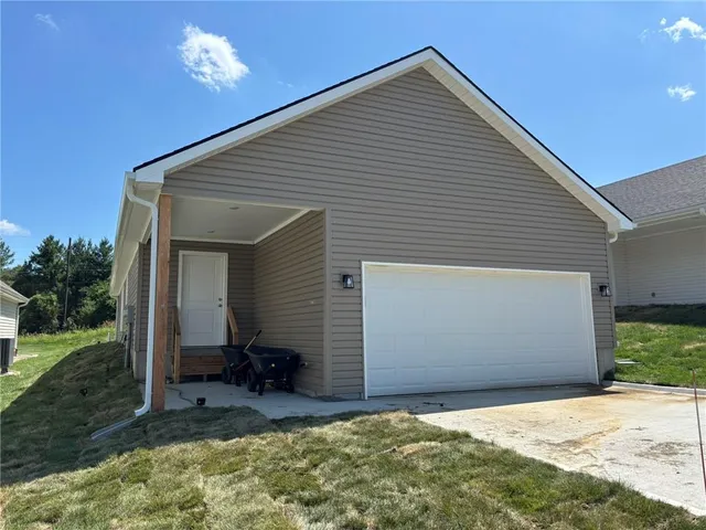 $300,000 | 4909 South Creek Wood Drive, St. Joseph, MO 64507