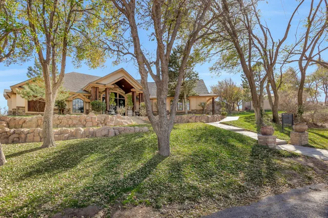 a view of yard with green space