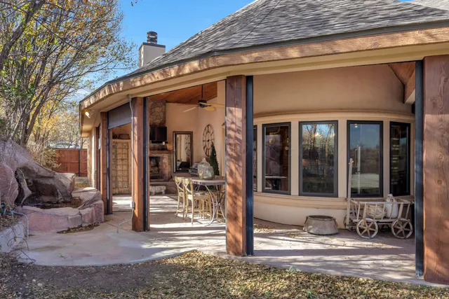 a view of a house with backyard and porch