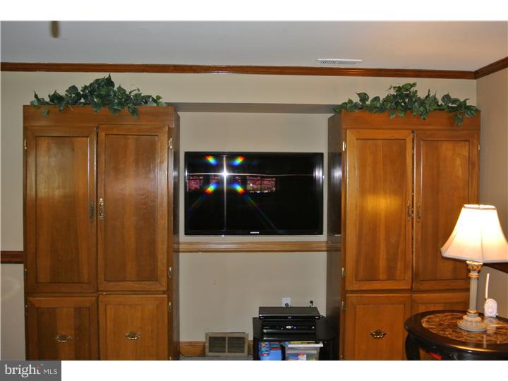 828 Rennard Street Philadelphia, PA 19116 - Photo 14 of 20 Family Room