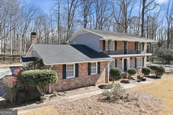 a view of a house with a yard