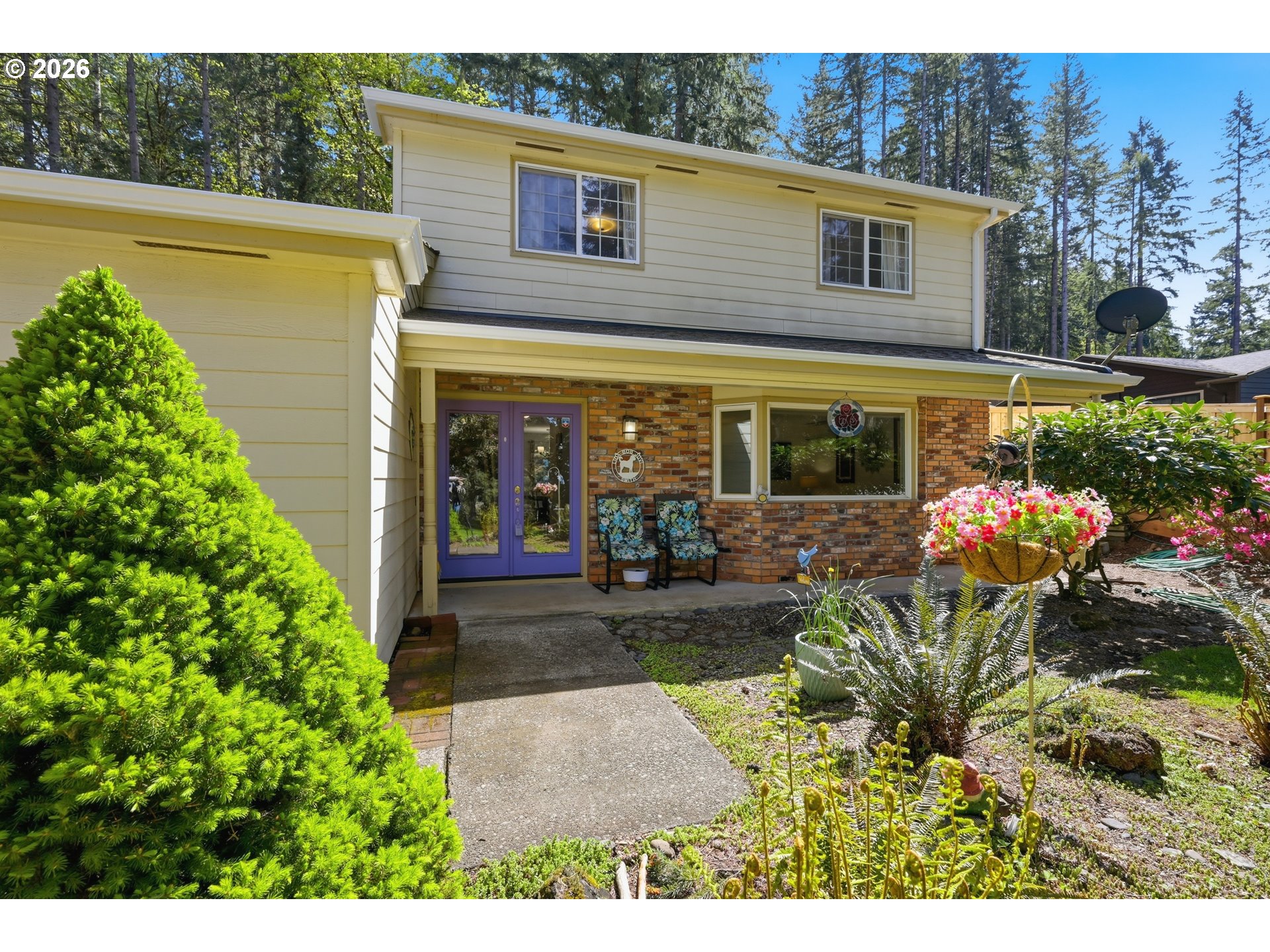 88119 Tiki Lane Springfield, OR 97478 - Photo 5 of 35 a front view of a house with a porch