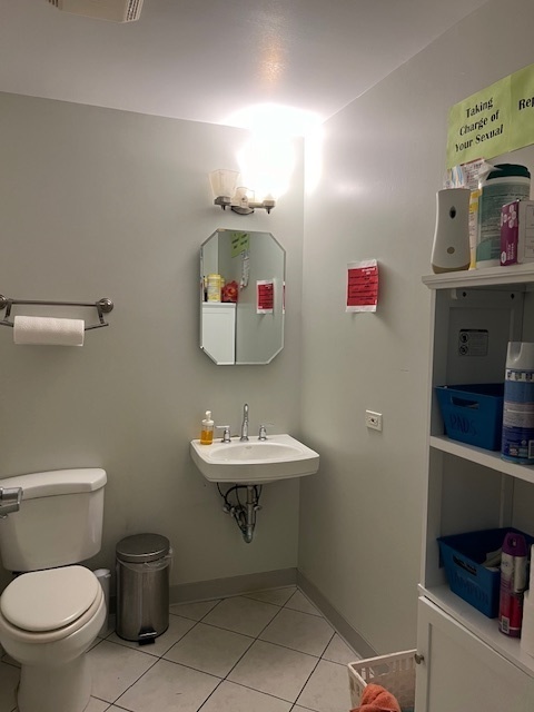 719 South State Street Chicago, IL 60605 - Photo 11 of 34 a bathroom with a toilet sink and mirror