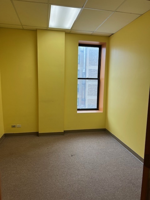 719 South State Street Chicago, IL 60605 - Photo 17 of 34 an empty room with windows