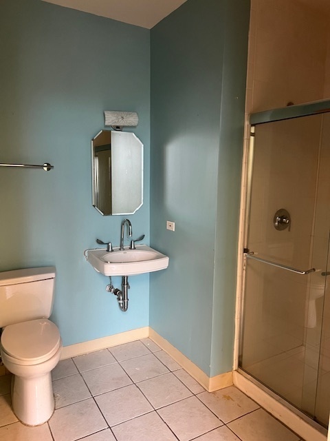 719 South State Street Chicago, IL 60605 - Photo 19 of 34 a bathroom with a toilet a sink and mirror