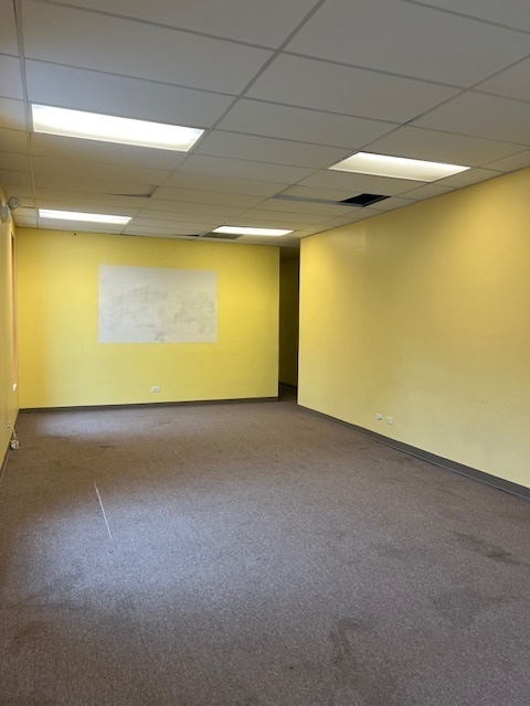 719 South State Street Chicago, IL 60605 - Photo 22 of 34 a view of a big room with a table and chair