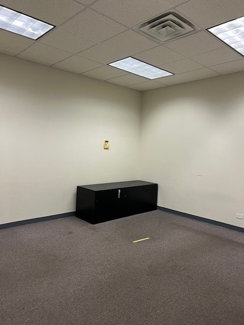 719 South State Street Chicago, IL 60605 - Photo 30 of 34 a room with table