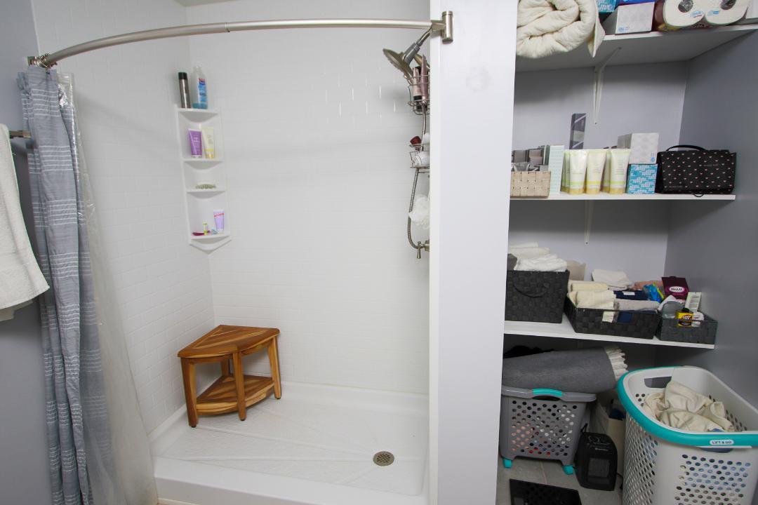 2136 Sunrise Circle Aurora, IL 60503 - Photo 15 of 21 a bathroom with a bathtub and a sink