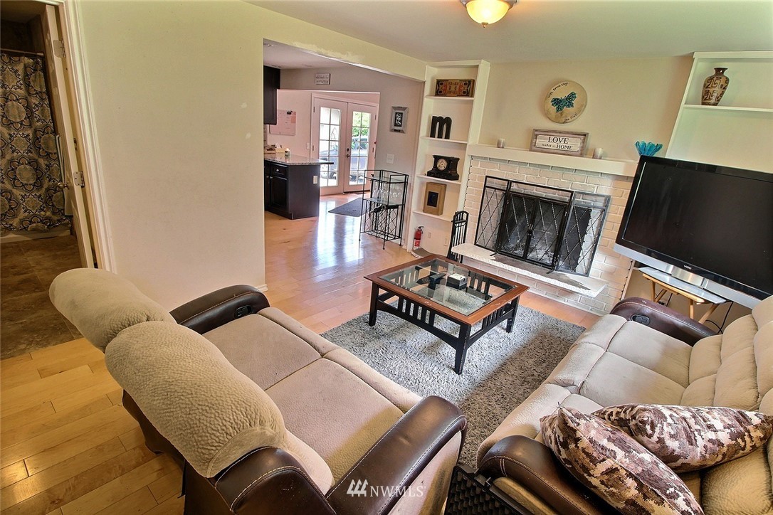 13201 Patriot Way Renton, WA 98059 - Photo 2 of 21 Gallery Image 2