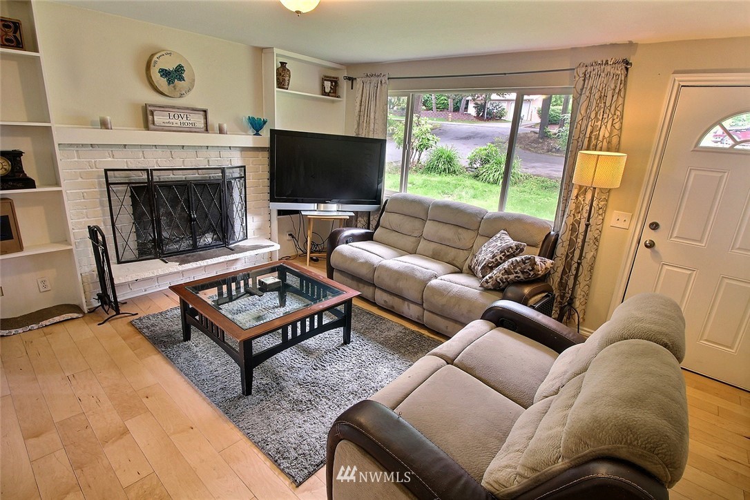 13201 Patriot Way Renton, WA 98059 - Photo 3 of 21 Gallery Image 3