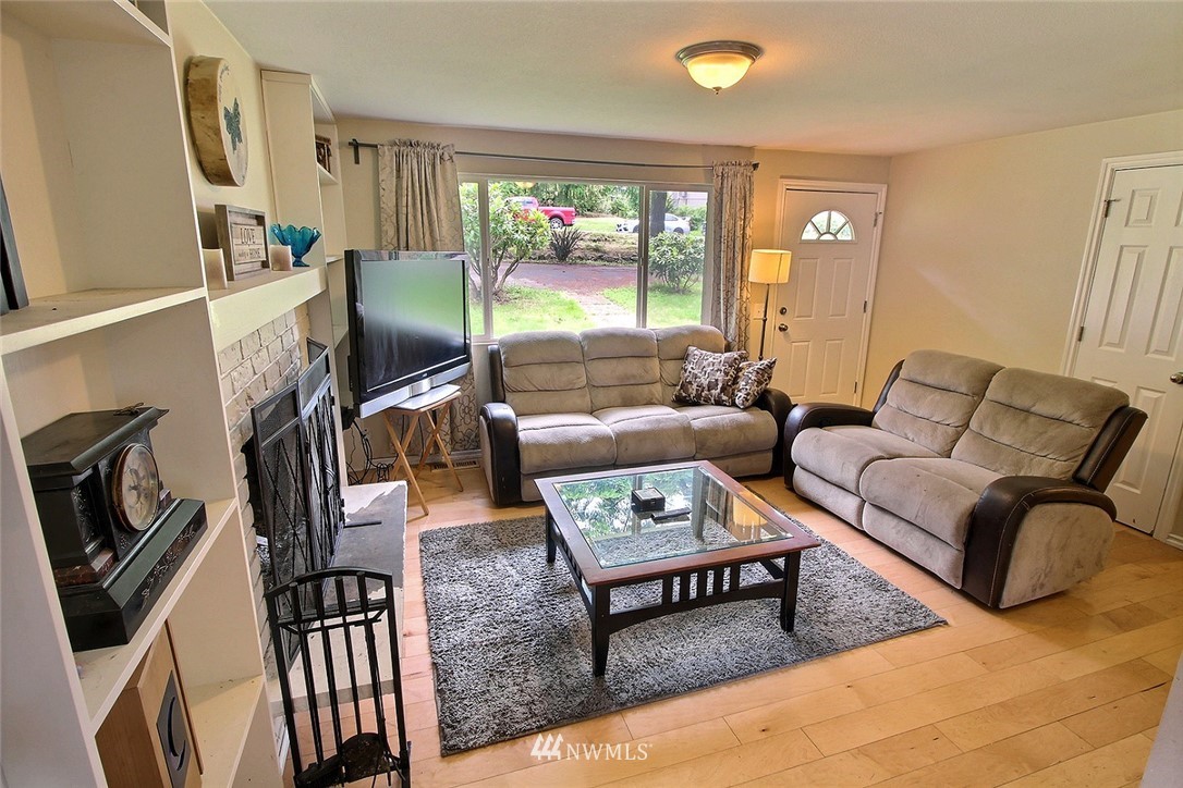 13201 Patriot Way Renton, WA 98059 - Photo 4 of 21 Gallery Image 4