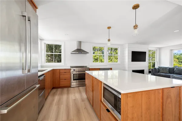 $3,895,000 | 804 Mohegan Trail, Block Island, RI 02807