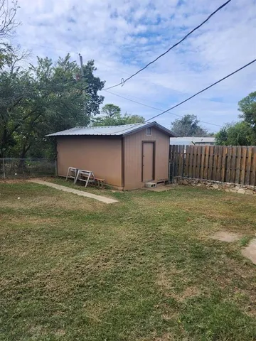 a view of a backyard with small cabin