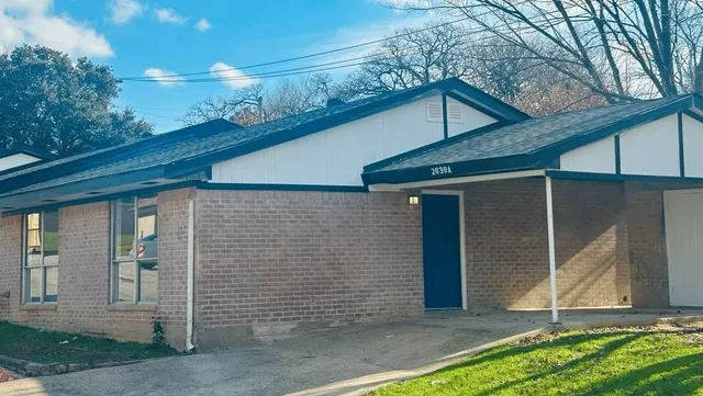 a view of a house with a yard