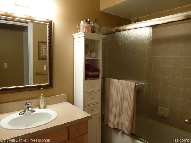 3446 Tremonte Circle, Unit 163 Rochester, MI 48306 - Photo 11 of 26 P1010951.jpg