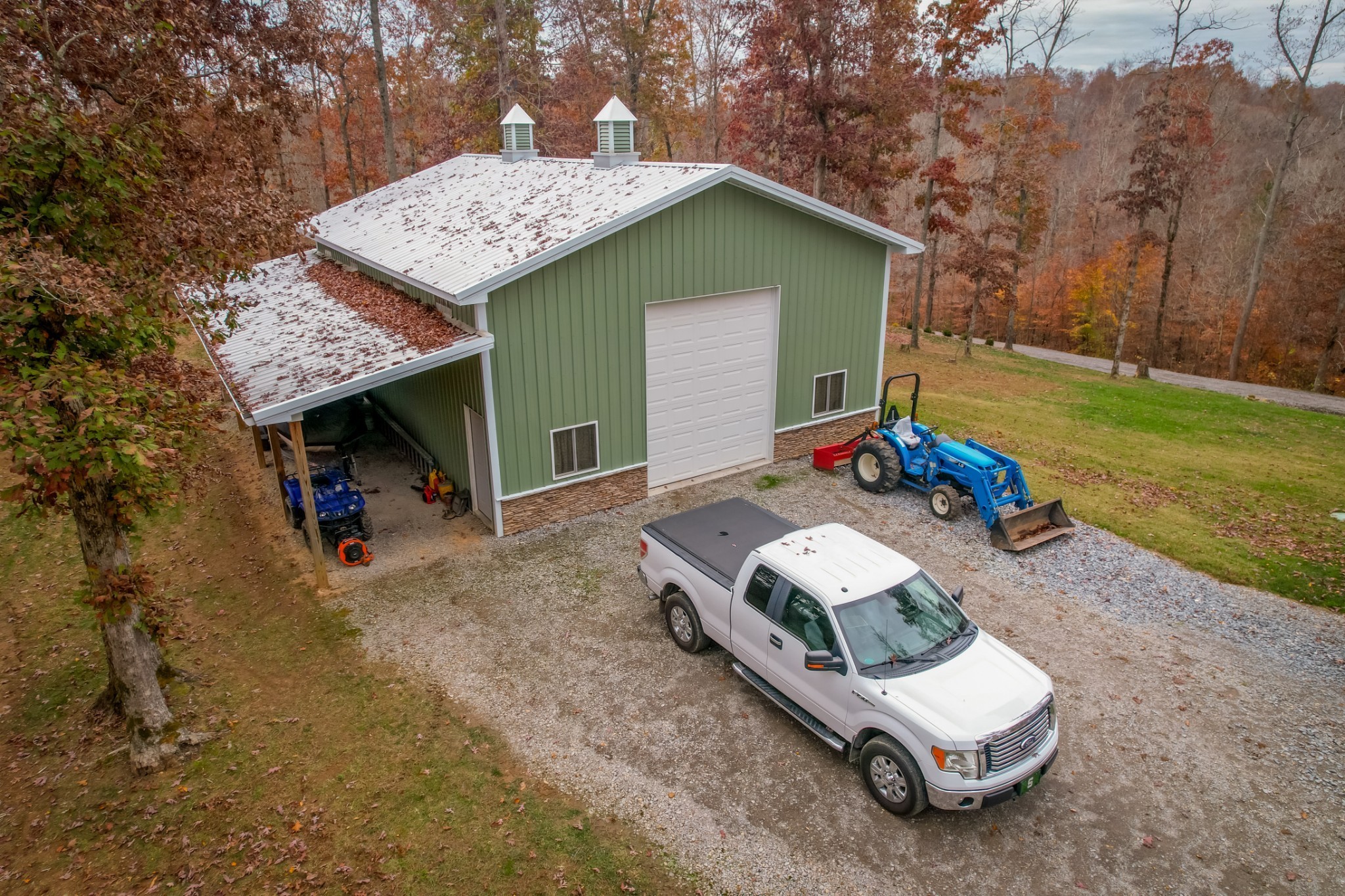 5560 Pinewood Road Franklin, TN 37064 - Photo 40 of 43 a view of a patio with a table and chairs under an umbrella