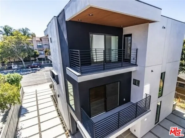 $4,200 | 5638 Woodman, Sherman Oaks, CA 91401