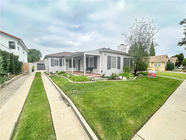 a view of a house with a yard