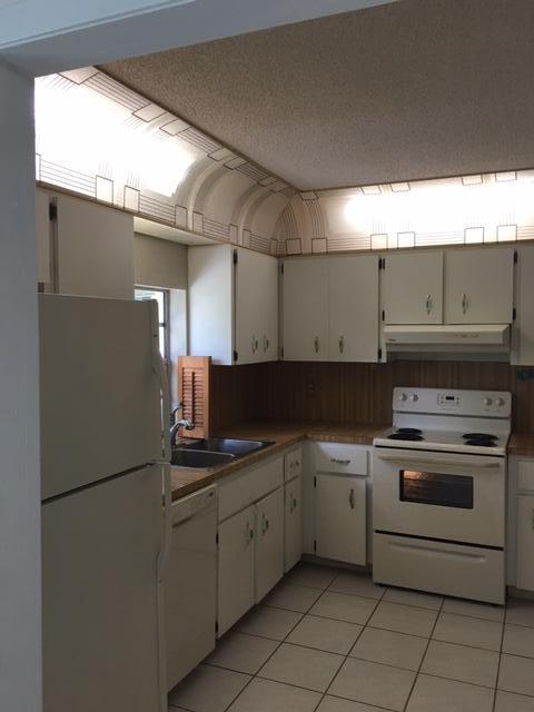 9659 Southwest 2nd Street Boca Raton, FL 33428 - Photo 5 of 16 Kitchen