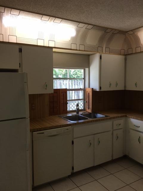 9659 Southwest 2nd Street Boca Raton, FL 33428 - Photo 8 of 16 Kitchen