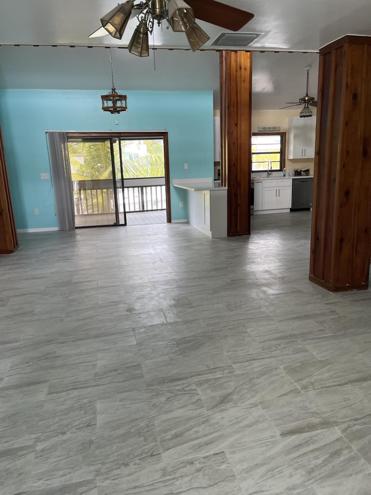 100 3rd Lane Key Largo, FL 33037 - Photo 6 of 18 100livingroom