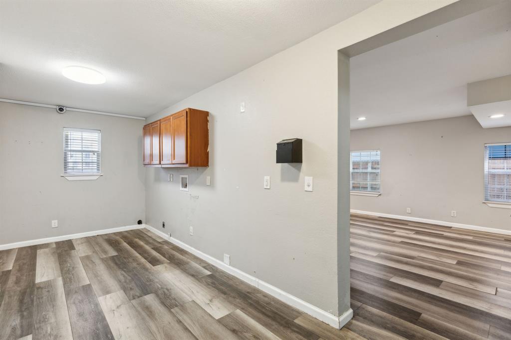 413 East 10th Street Dallas, TX 75203 - Photo 4 of 8 a view of a livingroom with wooden floor and a window