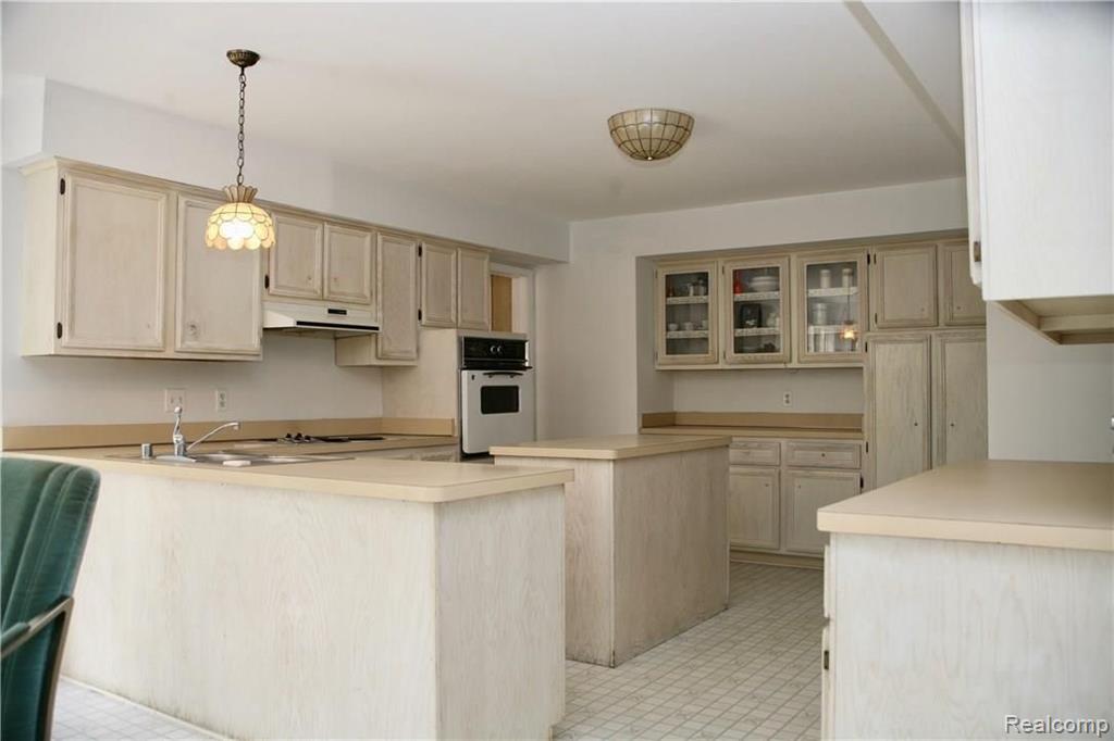 611 Deerfield Court Rochester Hills, MI 48309 - Photo 4 of 16