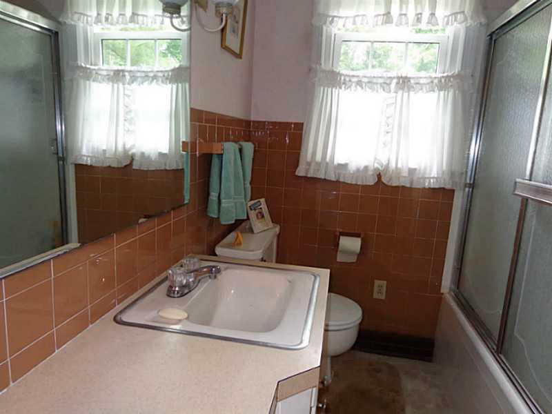 695 Koonce Road Hermitage, PA 16148 - Photo 8 of 25 Full Bath.
