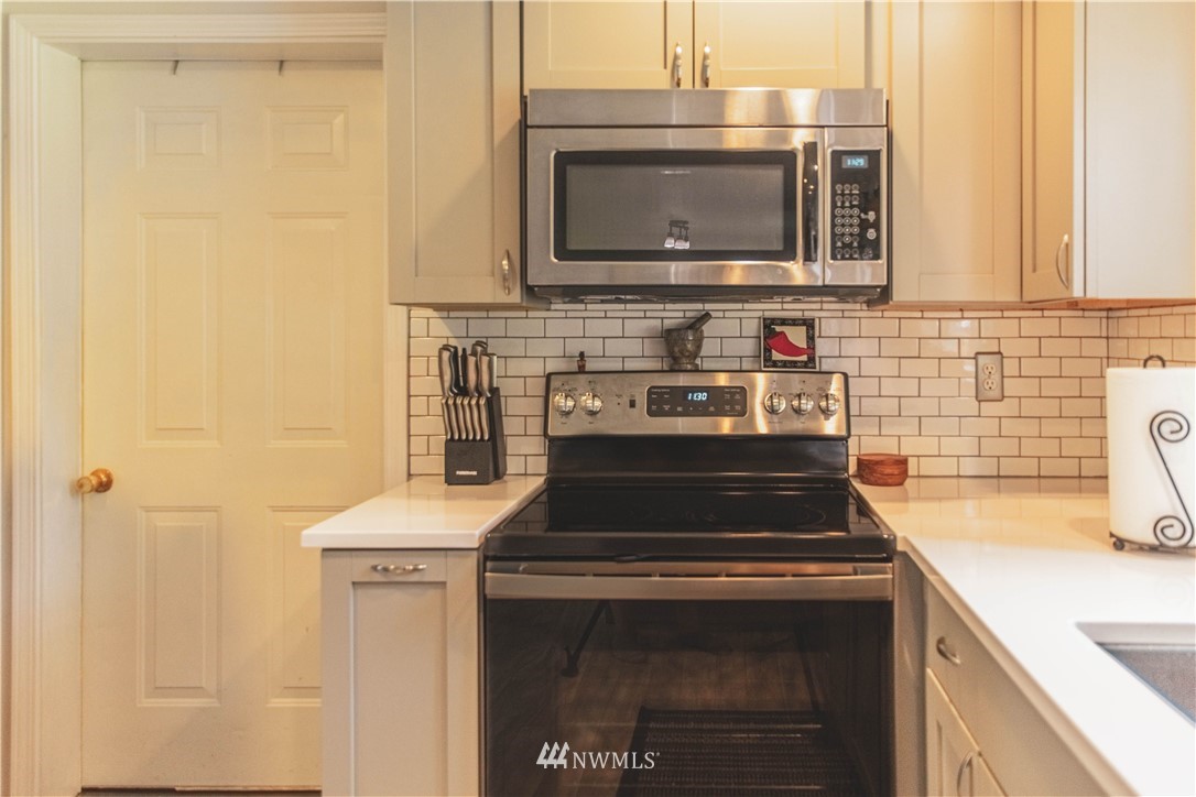 467 Spring Lane Sedro-Woolley, WA 98284 - Photo 14 of 26 a kitchen with a stove and a microwave