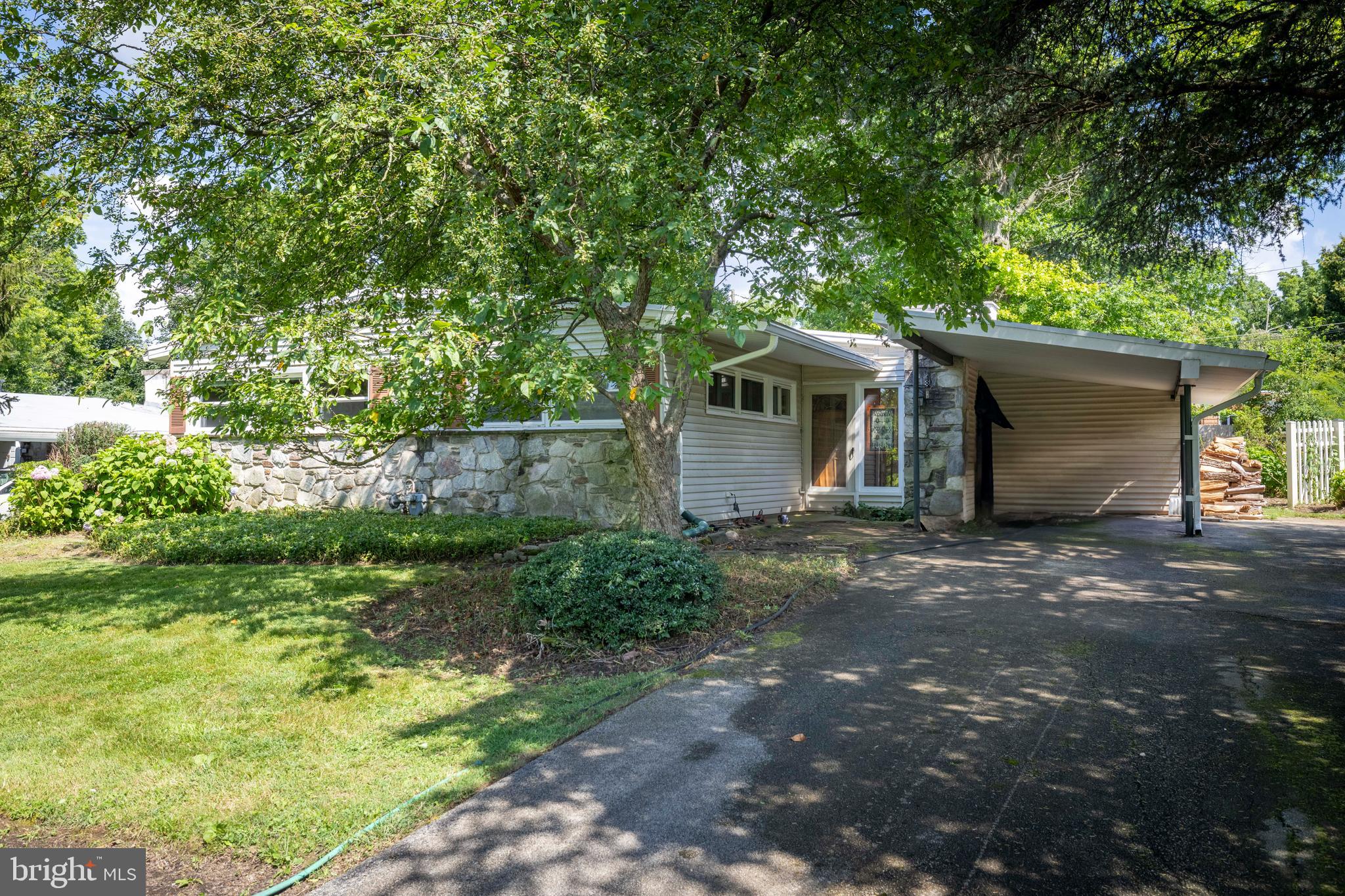 548 Paddock Road Ambler, PA 19002 - Photo 2 of 19