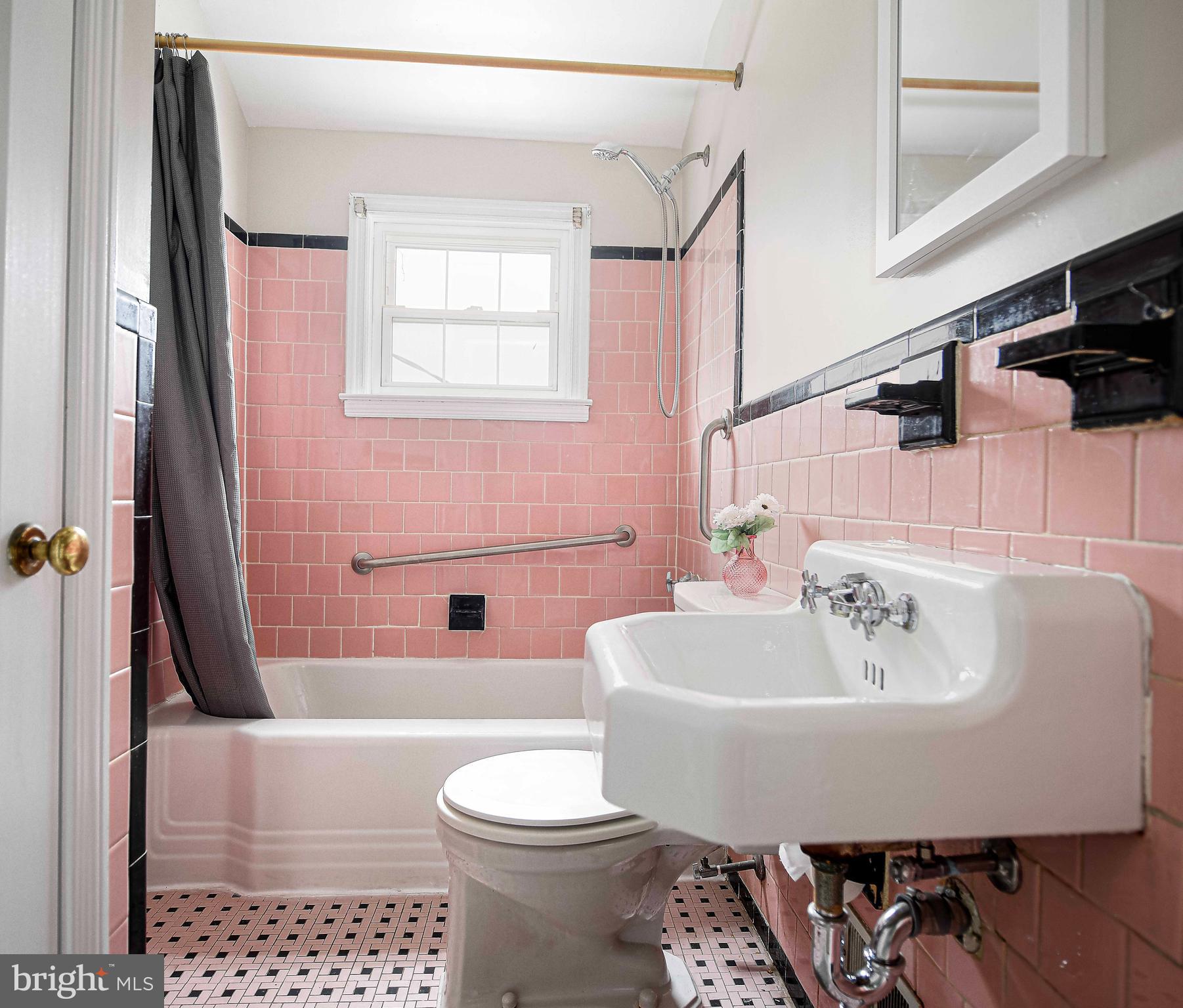747 Middlesex Road Baltimore, MD 21221 - Photo 18 of 25 a bathroom with a sink a toilet and bathtub