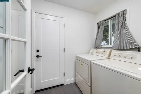 a view of a house with backyard and garden