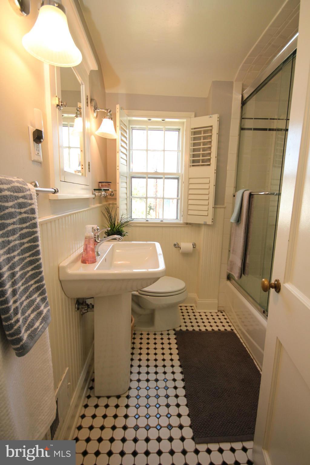 8904 Walden Road Silver Spring, MD 20901 - Photo 19 of 29 Upper Level Bath