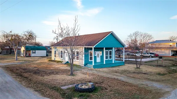 $250,000 | 324 East Pace Street, Frost, TX 76641