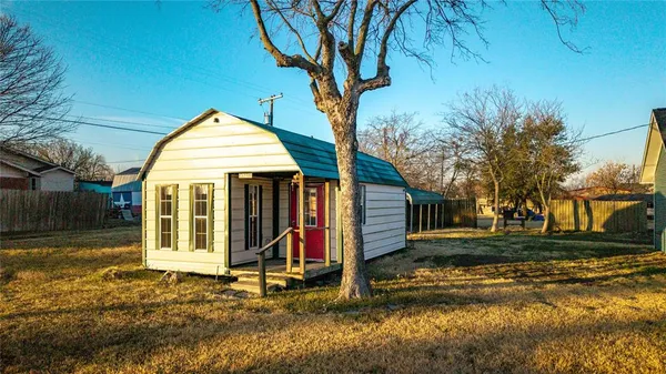 $250,000 | 324 East Pace Street, Frost, TX 76641