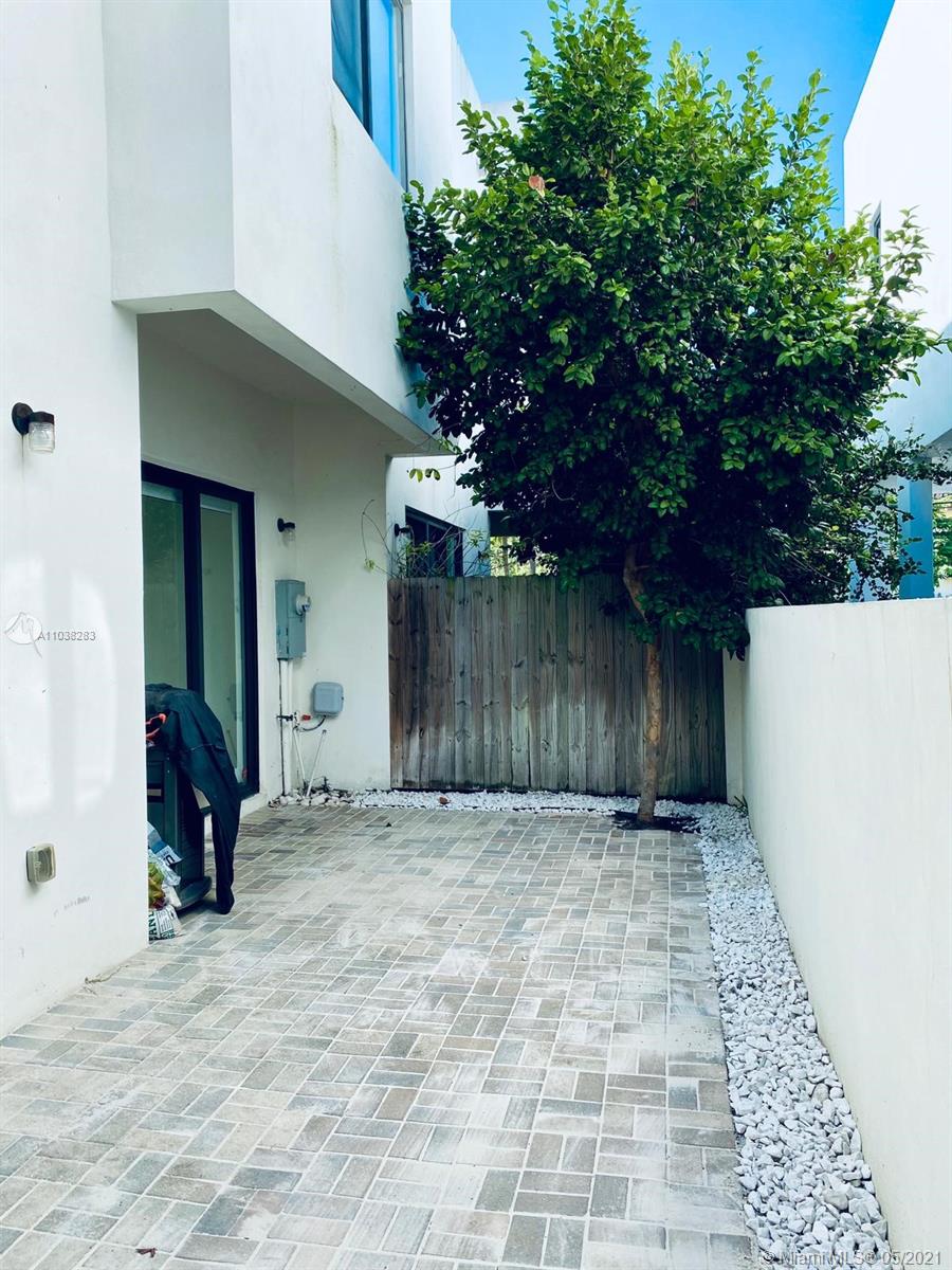 3318 Day Avenue, Unit 2 Miami, FL 33133 - Photo 8 of 29 an empty room with trees in front of it