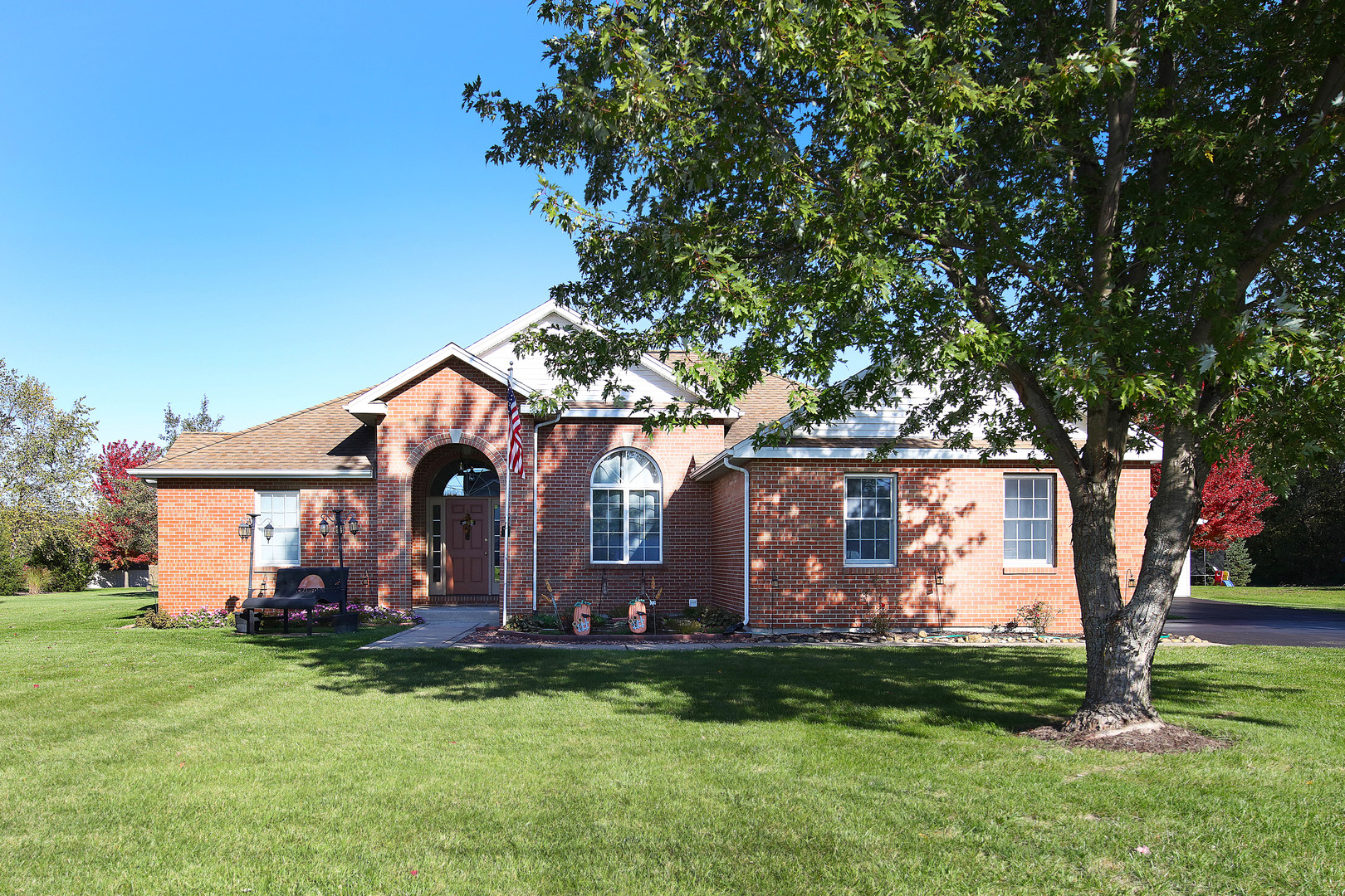 700 East Southmor Road Morris, IL 60450 - Photo 1 of 22 front view of house with a yard
