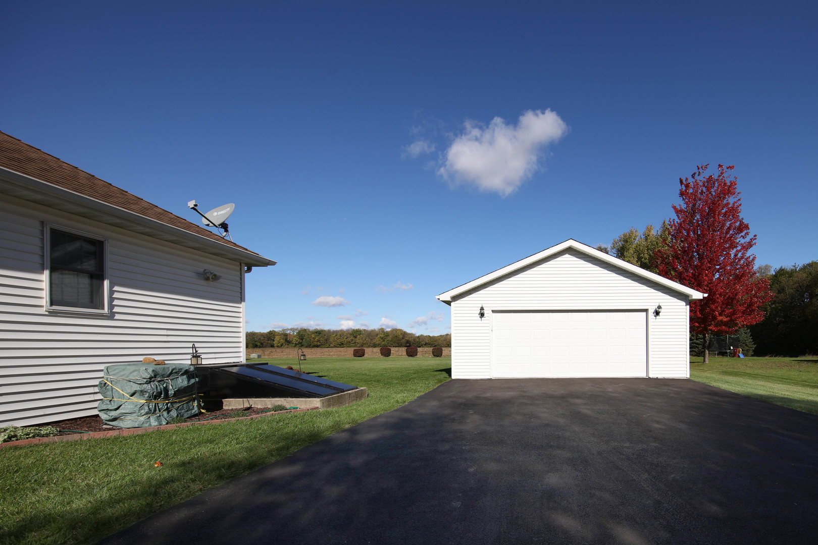 700 East Southmor Road Morris, IL 60450 - Photo 3 of 22 a view of a house with backyard and garden