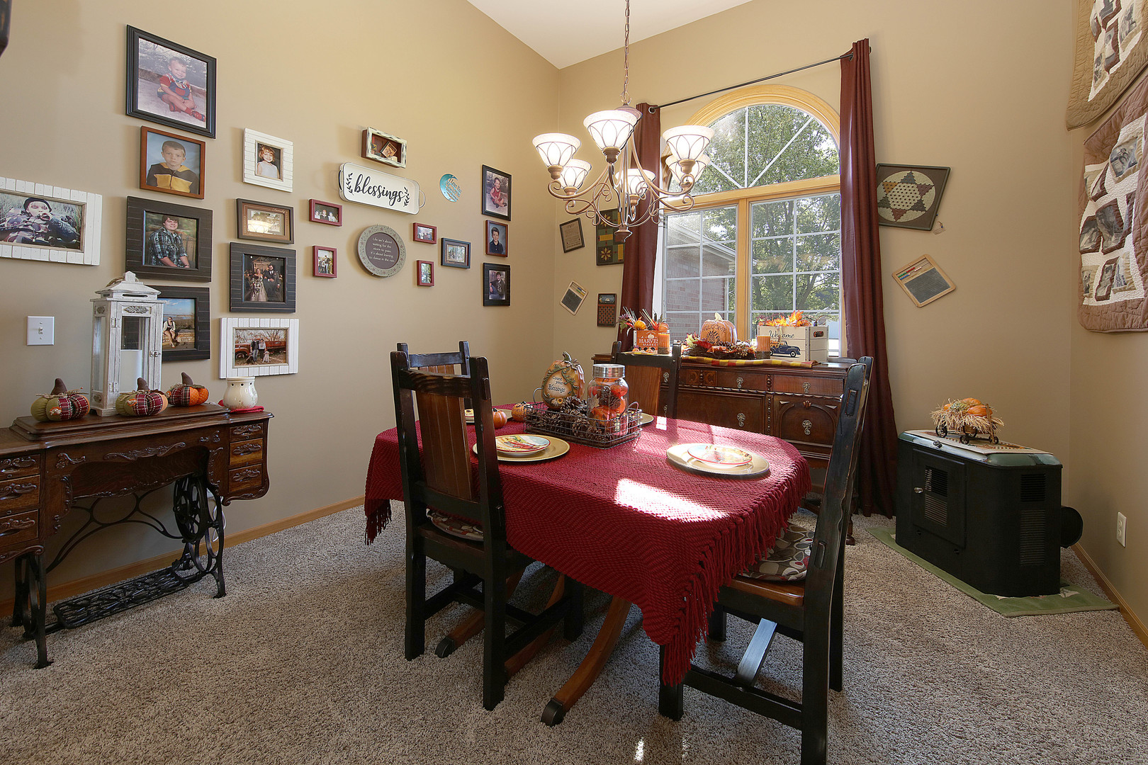 700 East Southmor Road Morris, IL 60450 - Photo 5 of 22 a dining room with furniture and window