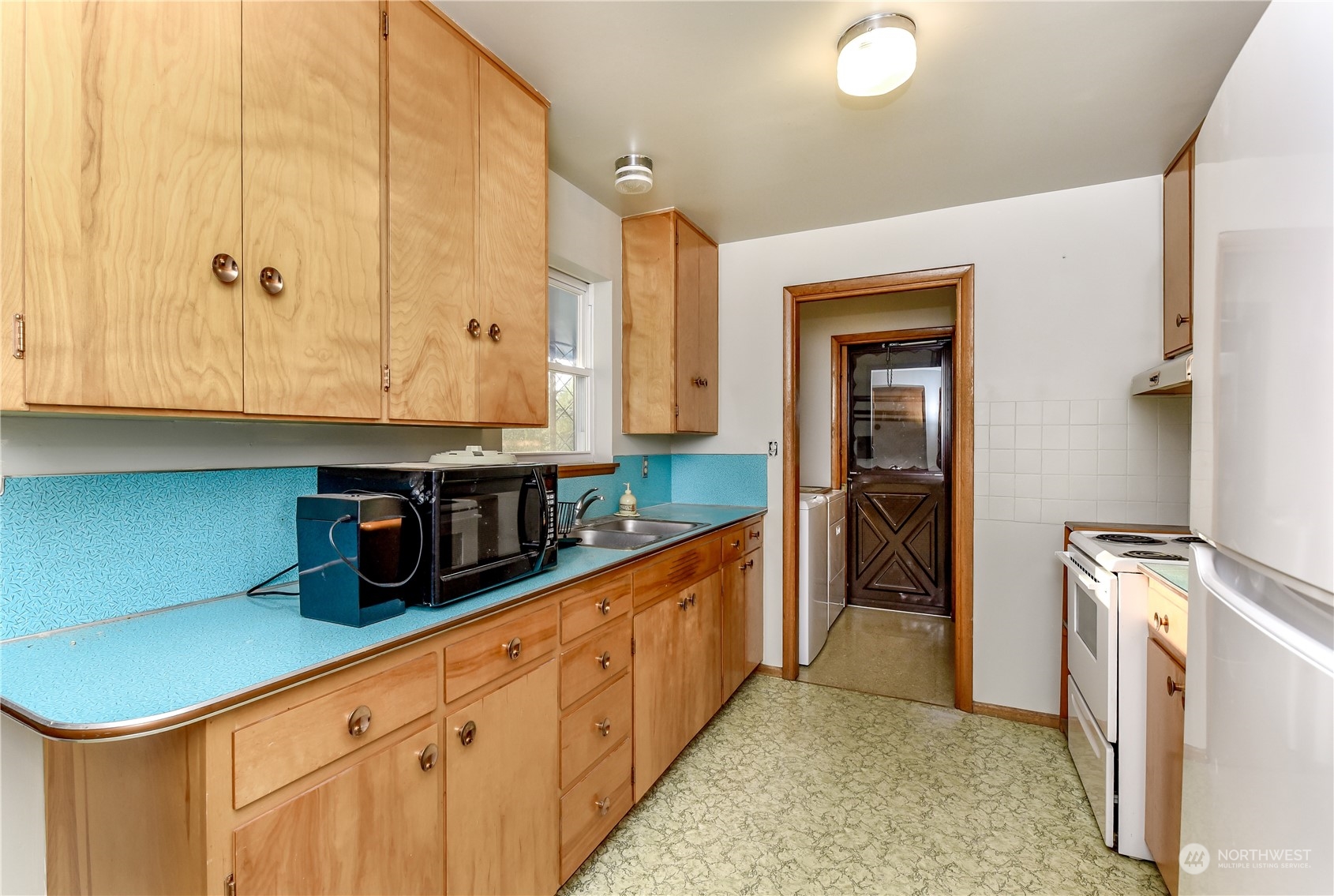 272 Hinkleman Road Buckley, WA 98321 - Photo 8 of 37 a kitchen with granite countertop a sink a stove and cabinets