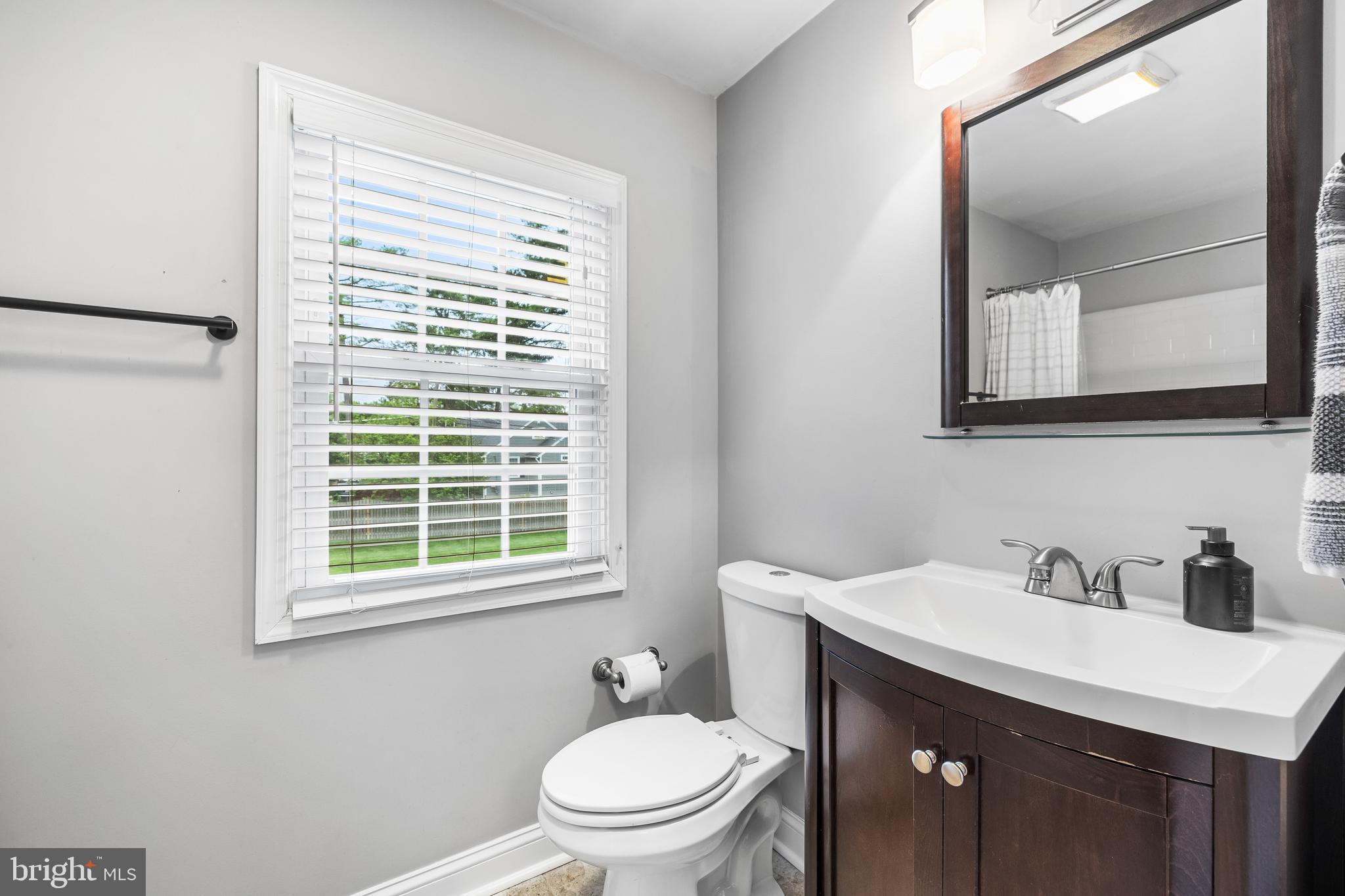 627 Piccadilly Road Towson, MD 21204 - Photo 29 of 45 Hall Bath