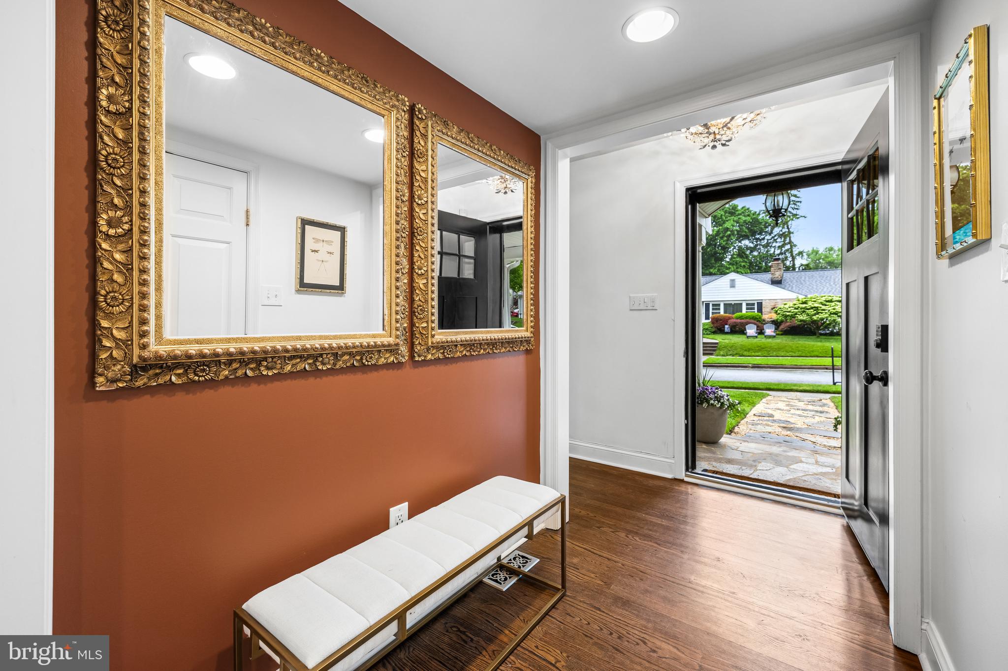 627 Piccadilly Road Towson, MD 21204 - Photo 3 of 45 Foyer
