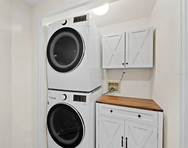 a view of entryway with washer and dryer